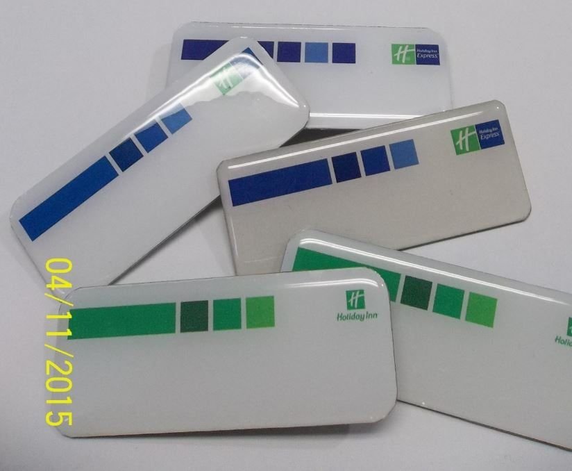 Gafetes en impresión digital sobre aluminio natural y blanco, con poliéster y broche de aguja