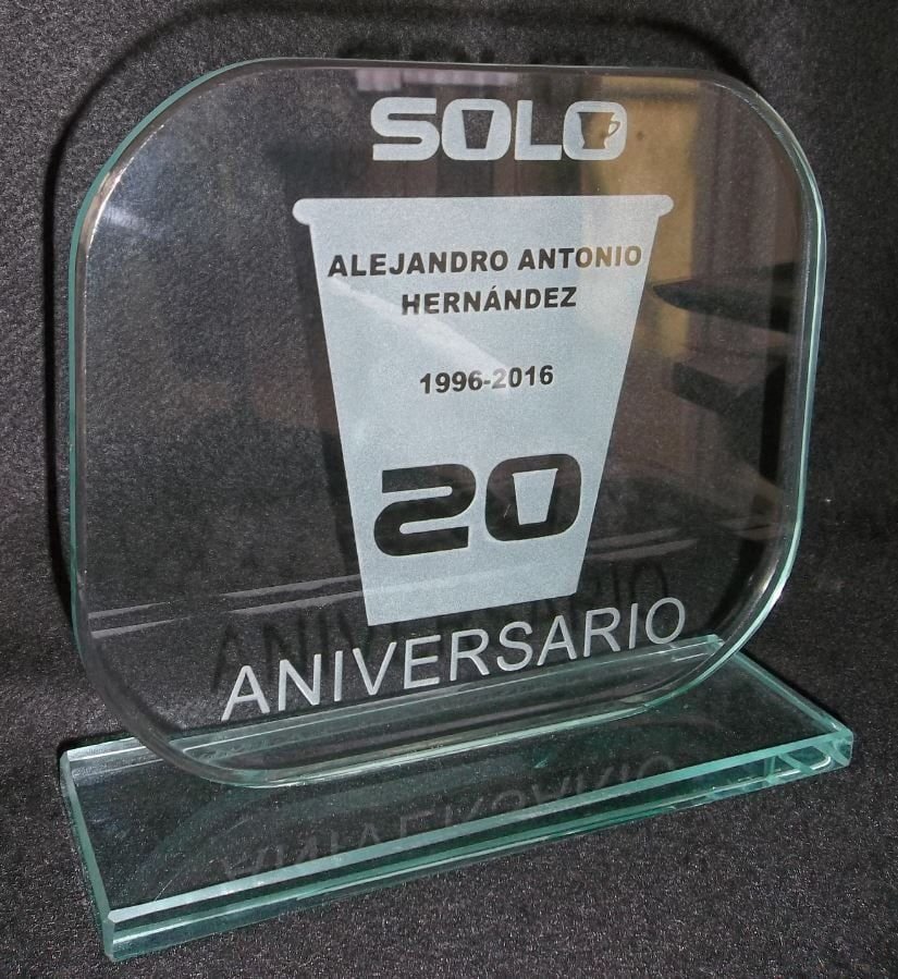 Trofeo de aniversario en cristal esmerilado con base de cristal